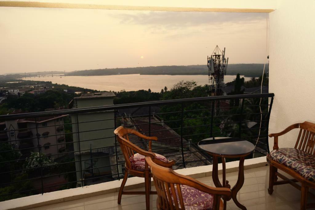 3 Bhk Apartment With River View Panaji Buitenkant foto